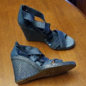 Great wedge shoes, size 5.